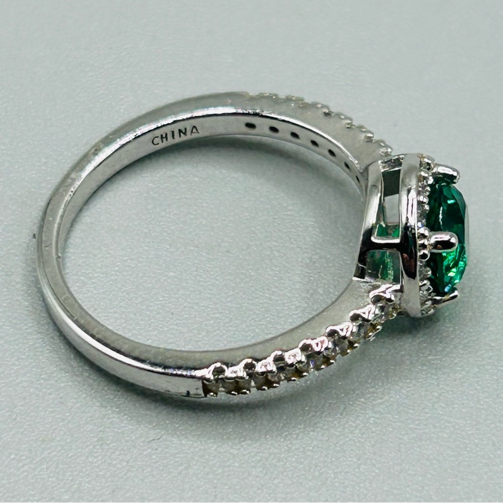 Source Unknown Silver Ring With Emerald Green Sto… - image 6